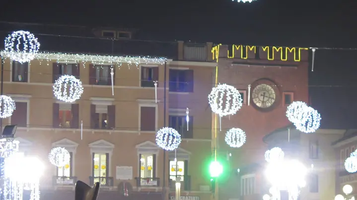 GIORNALISTA: Scattolin .AGENZIA FOTO: Candussi.LUOGO: piazza Ferretto.DESCRIZIONE: si inaugura la stagione natalizia con l'accensione delle luci in piazza Ferretto alla presenza del sindaco Brugnaro e del questore