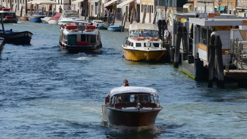 Il traffico di mezzi, tra trasporto pubblico e privato, lungo il rio di Cannaregio