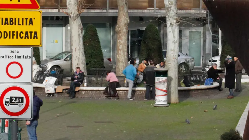 Mendicanti in piazza Donatori di sangue