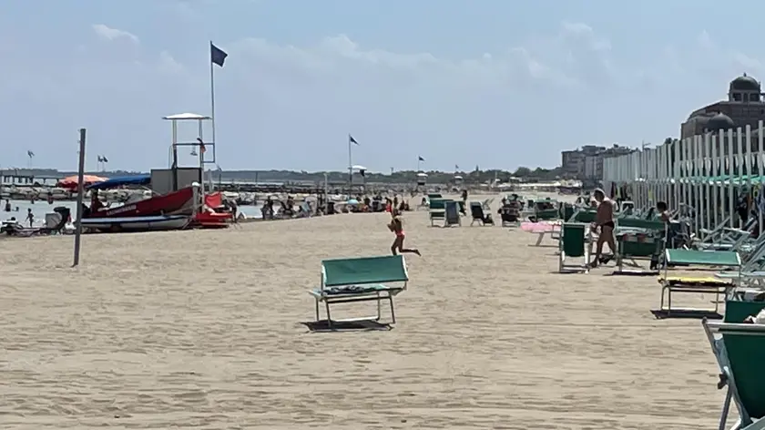 Una donna al Lido di Venezia è finita in ospedale dopo aver bevuto da una bottiglietta d'acqua che in realtà conteneva benzina