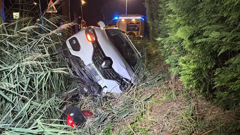 L'automobile che ha schiacciato sotto di sé lo scooter