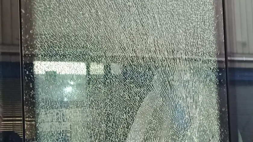 Il finestrino del bus centrato dalla biglia
