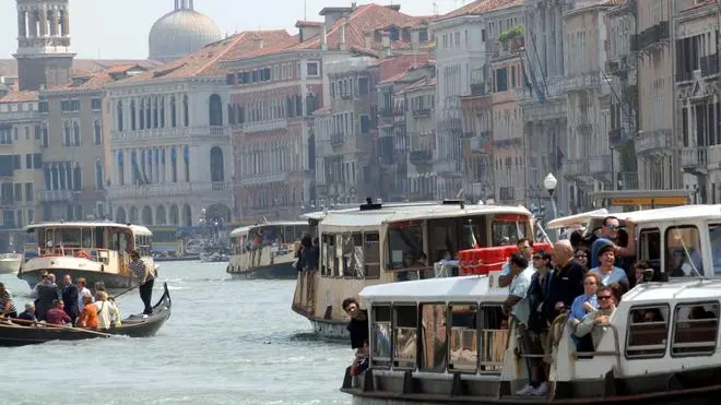 Venezia, 29.05.2006.- Traffico in Canal Grande di mezzi ACTV.- Interpress/Vitucci