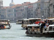 Venezia, 29.05.2006.- Traffico in Canal Grande di mezzi ACTV.- Interpress/Vitucci