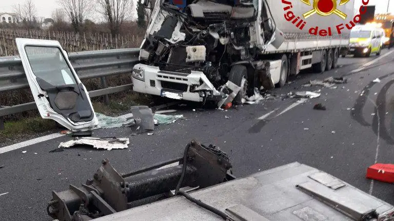 Un incidente lungo l'autostrada