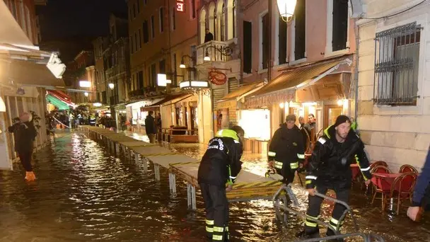 Interpress/M.Tagliapietra Venezia 13.10.2013.- Rottura Tubatura dell'acqua in Lista di Spagna a Cannaregio.