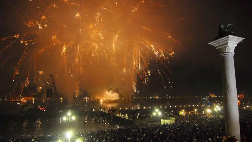 in foto i fuochi d'artificio - artificiali IN PIAZZA SAN MARCO - IL CAPODANNO 2007