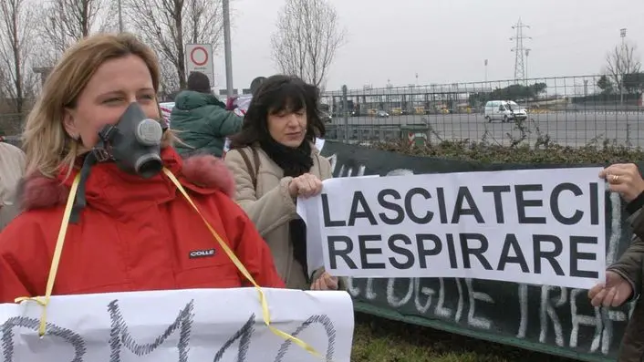 MARGHERA 28.02.2004 VIA BOTTENIGO CASELLO DI VILLABONA PROTESTA CITTADINI CONTRO L'INQUINAMENTO DELLA TANGENZIALE (C) Bertolin M. richiesto da IANNUZZI MARGHERA VIA BOTTENIGO CASELLO DI VILLABONA PROTESTA CITTADINI CONTRO L_INQUINAMENTO DELLA TANGENZIALE