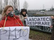 MARGHERA 28.02.2004 VIA BOTTENIGO CASELLO DI VILLABONA PROTESTA CITTADINI CONTRO L'INQUINAMENTO DELLA TANGENZIALE (C) Bertolin M. richiesto da IANNUZZI MARGHERA VIA BOTTENIGO CASELLO DI VILLABONA PROTESTA CITTADINI CONTRO L_INQUINAMENTO DELLA TANGENZIALE