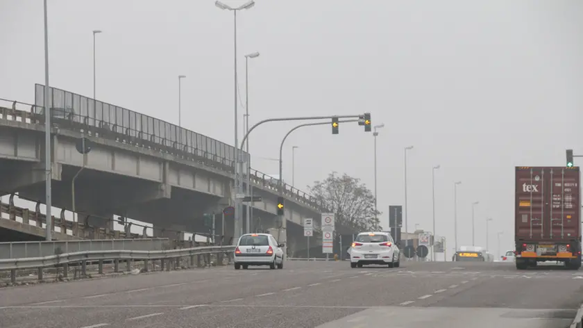 Foto Agenzia Candussi/ Chiarin/ Mestre, cavalcavia stazione/ Nuova telecamera al semaforo del cavalcavia in direzione di Mestre venendo da Marghera