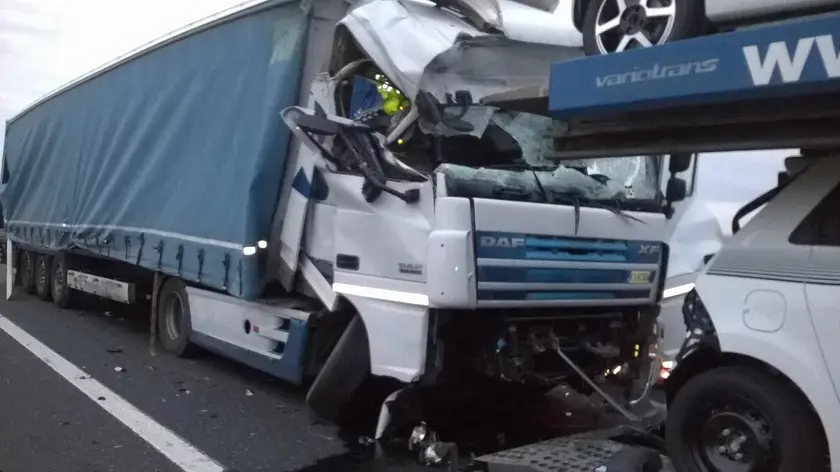 Scontro tra tre camion in A4: sette chilometri di coda