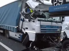 Scontro tra tre camion in A4: sette chilometri di coda