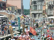 Barche a remi veneziane e pi? moderni cayak si intrecciano lungo il rio di Cannaregio, ultima tappa del percorso della 37?edizione della Vogalonga prima dell'arrivo in Canal Grande, stamattina 12 giugno 2011: la maratona remiera, con oltre 2000 imbarcazioni e 4000 equipaggi, si snoda per 32 chilometri lungo la laguna veneziana con arrivo nel Canal Grande. ANSA/ANDREA MEROLA