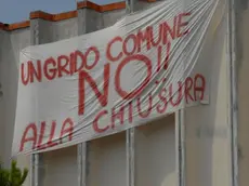 DEPOLO FGAVAGNIN SUMMAGA NUOVA PROTESTA ALLA PANSAC - Il grande striscione montato dagli operai della Nuova Pansac per difendere l'occupazione